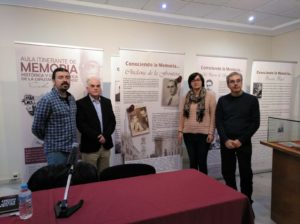 Los miembros del equipo técnico del Aula, Santiago Moreno y Felipe Barbosa, la concejala Virginia Forero y el conferenciante, Fernando Sígler, ante el panel donde aparece Muñoz Martínez de la exposición abierta en la Casa de la Cultura.