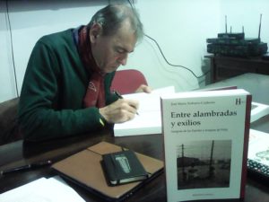 Naharro-Calderón firma ejemplares de su libro.