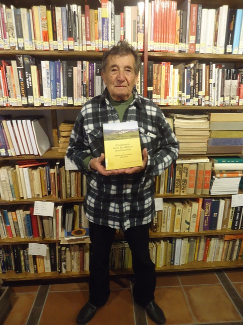 Merino Castillo, con el libro Cuadernos de la Guerrilla Antifascista, en la Biblioteca de la Casa de la Memoria.