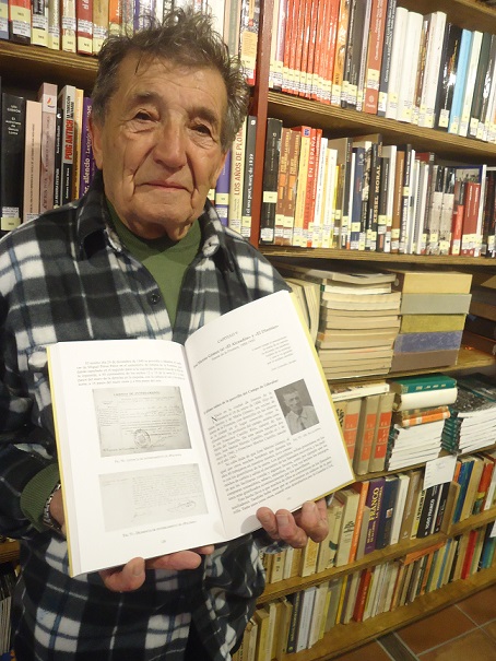 José Merino Castillo, hijo de José Merino Gómez, El Alcaudón, con el libro en el que se habla de su padre, en la Biblioteca de la Casa de la Memoria.