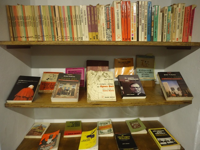 Selección de libros de Jesús Ynfante, en la Biblioteca de la Casa de la Memoria La Sauceda.