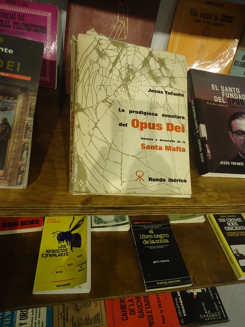 El libro La prodigiosa aventura del Opus Dei. Génesis y desarrollo de la Santa Mafia, de Jesús Ynfante, en la Biblioteca de la Casa de la Memoria.