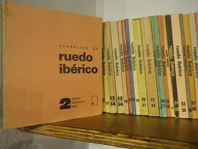 Colección de Cuadernos de Ruedo Ibérico, del legado de Jesús Ynfante, en la Biblioteca de la Casa de la Memoria.