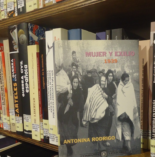 El libro Mujer y exilio, en la Biblioteca de la Casa de la Memoria.