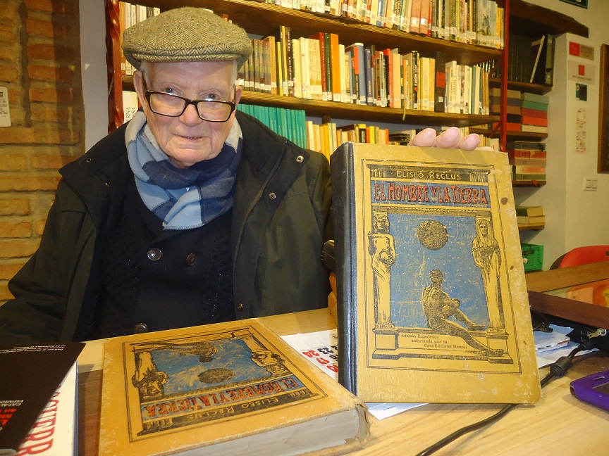 José Netto, con la enciclopedia de Reclus, en la Biblioteca de la Casa de la Memoria.