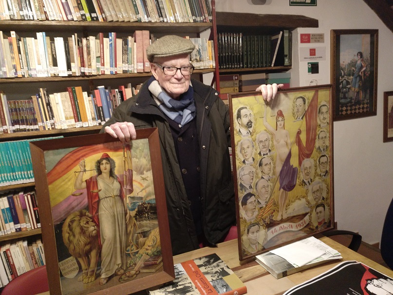 José Netto, con los cuadros de la Segunda República donados a la Casa de la Memoria.