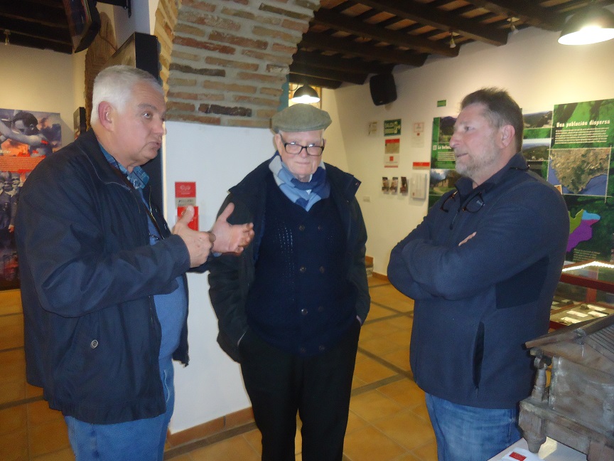 José Netto, con su hijo Michael y con Andrés Rebolledo, presidente de la asociación de familiares, en la Casa de la Memoria.