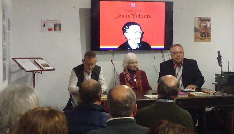 Andrés del Río (Foro por la Memoria) presenta el acto, junto con Pilar Infante y Pablo Bianchi.