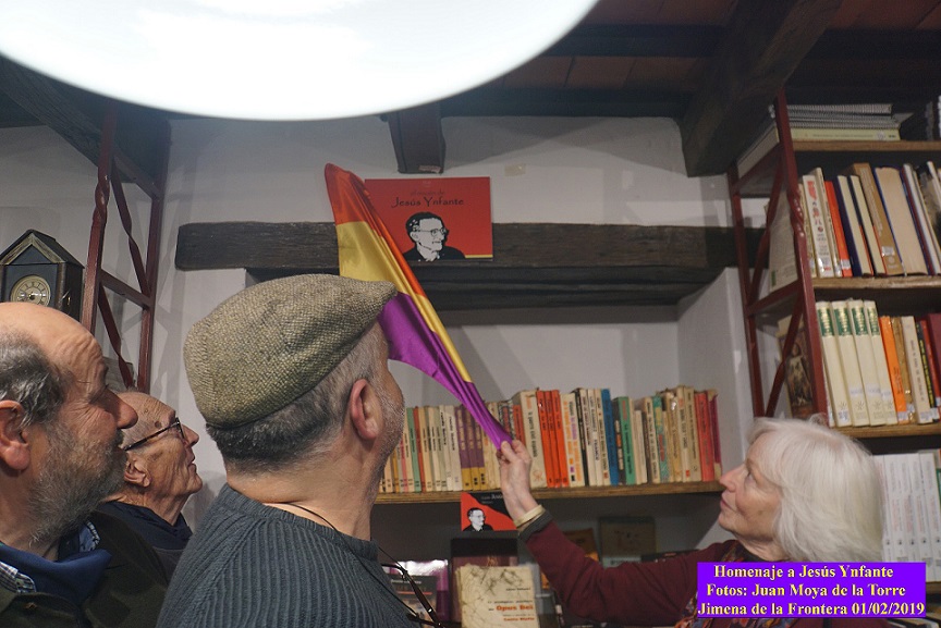 Pillar Infante descubre el rótulo del Rincón de Jesús Ynfante en la Biblioteca de la Casa de la Memoria.