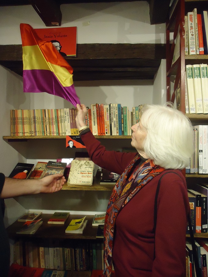 Pilar Infante descubre el rótulo del Rincón de Jesús Ynfante en la Biblioteca de la Casa de la Memoria.