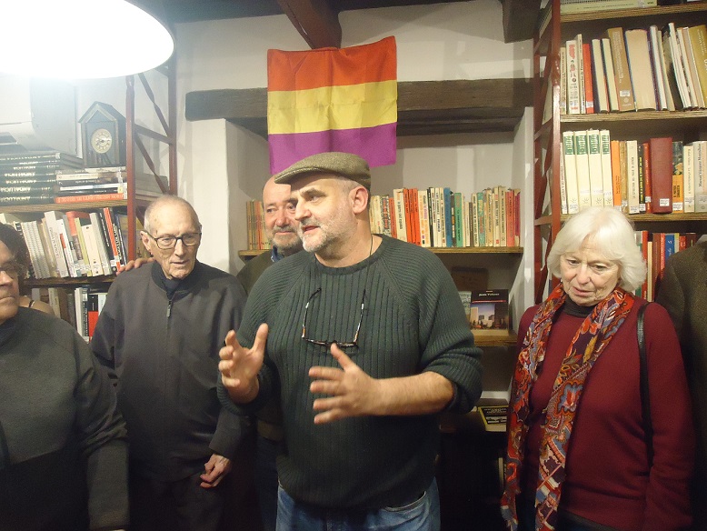 El periodista Juan León Moriche presenta el Rincón de Jesús Ynfante en la Biblioteca de la Casa de la Memoria.