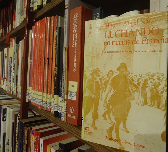 El libro Luchando en tierras de Francia, en la Biblioteca de la Casa de la Memoria.