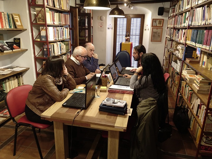 Participantes en el taller de catalogación con Absysnet en la Biblioteca de la Casa de la Memoria.