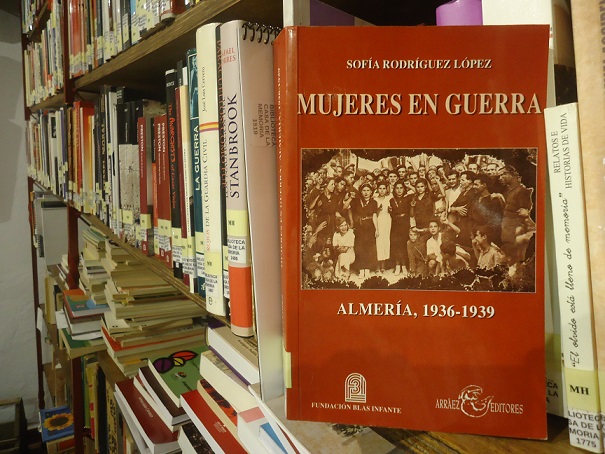 El libro Mujeres en Guerra, en la Biblioteca de la Casa de la Memoria.