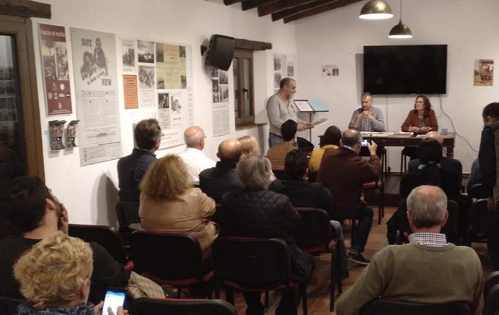 Público en el salón de actos de la Casa de la Memoria.