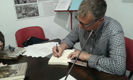 José Beneroso firma ejemplares de su libro.