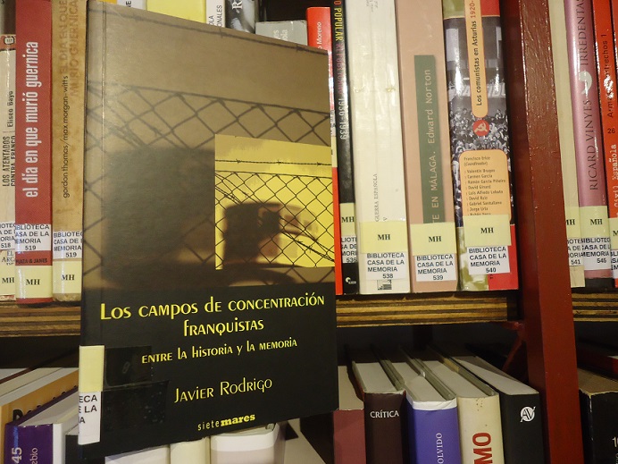 El libro sobre los campos de concentración, de Javier Rodrigo, en la Biblioteca de la Casa de la Memoria.