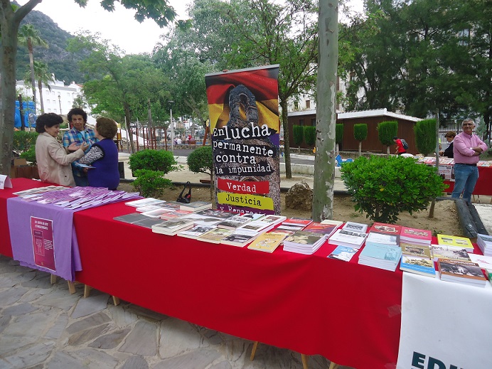 El stand con los libros de memoria histórica de la Casa de la Memoria en la Feria del Libro de Ubrique.