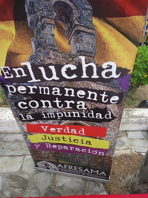 La lona desplegable de la Asociación de Familiares de Represaliados por el Franquismo de la Sauceda y el Marrufo, en la Feria del Libro de Ubrique el 4 de mayo de 2019.