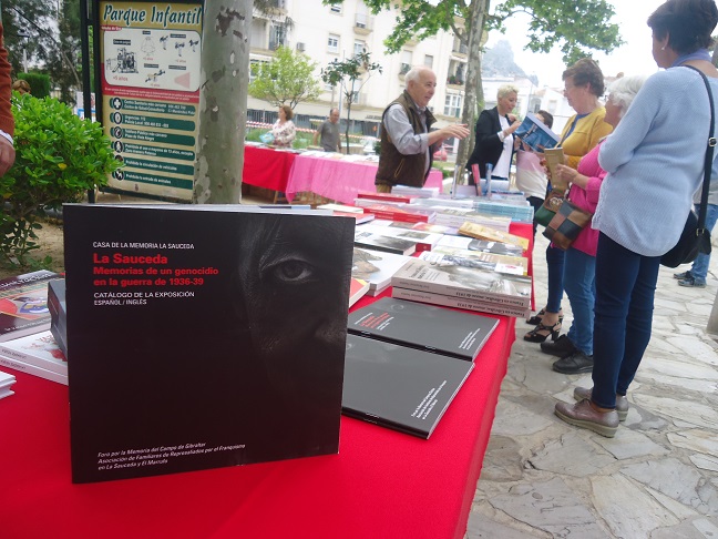 El catálogo de memoria histórica de La Sauceda, en la Feria del Libro de Ubrique el 4 de mayo de 2019.