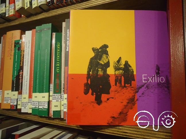 El libro Exilio, en la Biblioteca de la Casa de la Memoria La Sauceda.