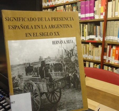 El libro de Hernán A. Silva, en la Biblioteca de la Casa de la Memoria.