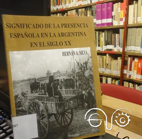 El libro de Hernán A. Silva, en la Biblioteca de la Casa de la Memoria.