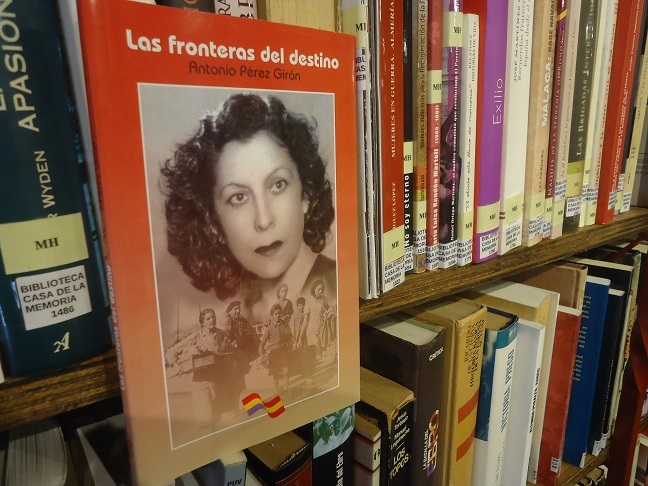 El libro Las fronteras del destino, en la Biblioteca de la Casa de la Memoria.