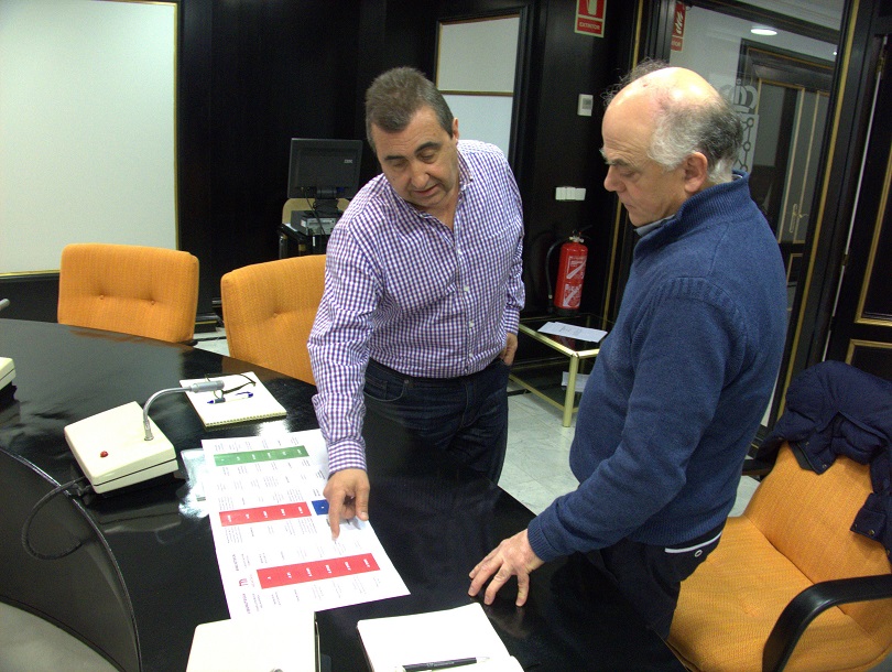 César Layana explica a Fernando Sígler la clasificación de los fondos de la Biblioteca del Instituto Navarro de la Memoria.