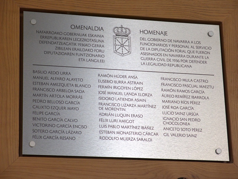 Placa en memoria de los funcionarios de la Diputaciòn represaliados por el franquismo, en la fachada del edifico del Gobierno de Navarra.