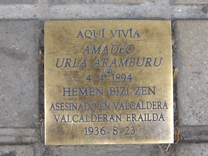 Placa en recuerdo de un represaliado, colocada en el suelo de una calle de Pamplona.