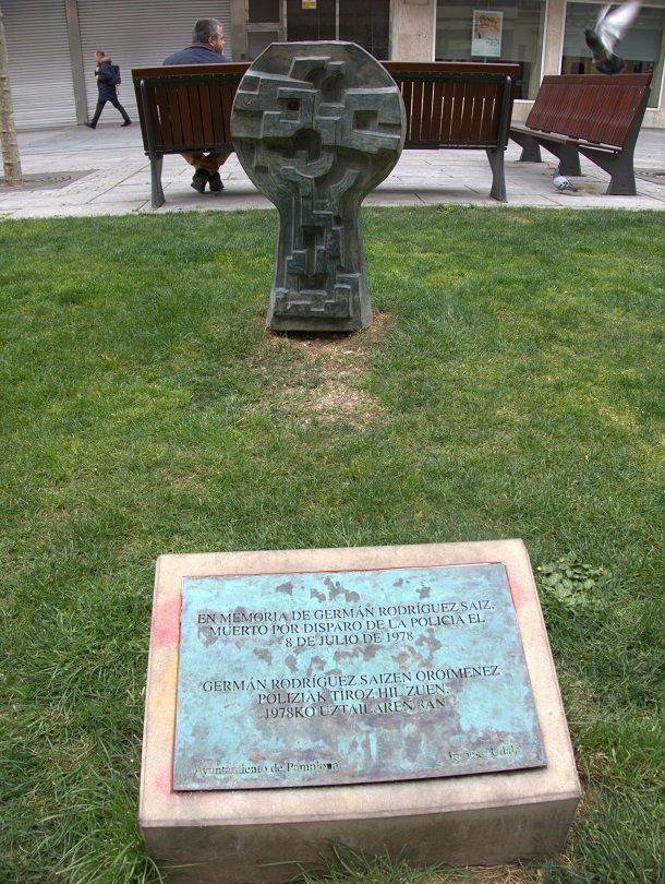 Placa en memoria de una víctima de la represión policial en la transición.