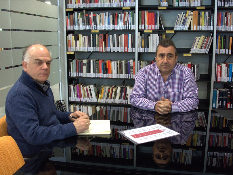 César Layana, jefe de la sección de Memoria en el Instituto Navarro de la Memoria, y Fernando Sígler, representante de la Casa de la Memoria, en la reunión celebrada en Pamplona el 5 de abril de 2019.