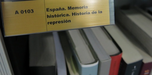 Rótulo de la sección de memoria histórica de la biblioteca del Instituto Navarro de la Memoria.