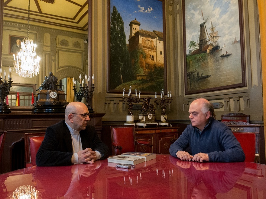 José María Nogales, socio bibliotecario del Ateneo de Madrid, y Fernando Sígler, en representación de la Casa de la Memoria, en el Despacho de Azaña de la Docta Casa, en Madrid, el 6 de abril de 2019.