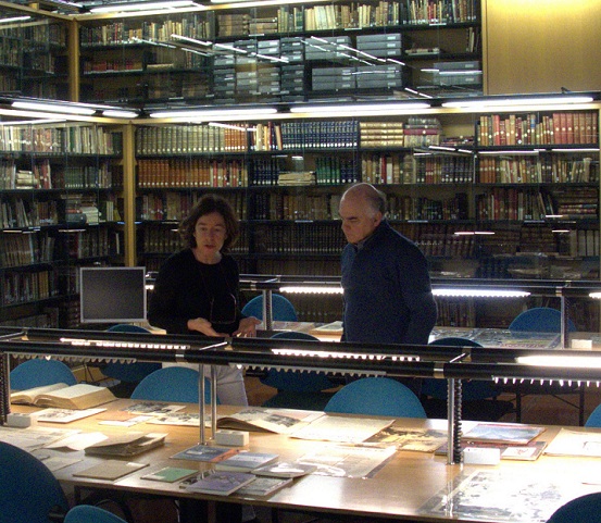 Susana Araiz, responsable de la biblioteca de Koldo Mitxelena, y Fernando Sígler, de la Casa de la Memoria, durante la reunión en la institución de Donostia.