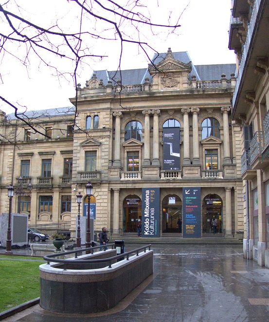 Fachada del edificio que alberga la Biblioteca de Koldo Mitxelena, en San Sebastián.