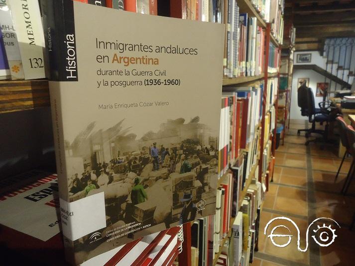 El libro sobre emigración andaluza a Argentina, en la Biblioteca de la Casa de la Memoria.