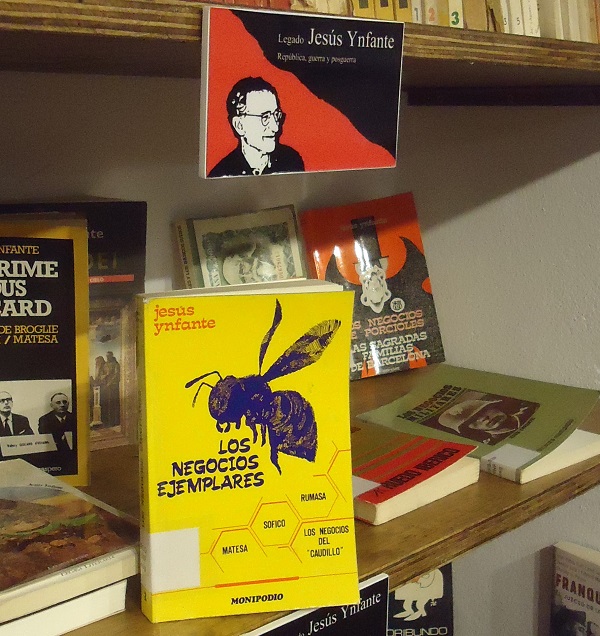 El libro Los negocios ejemplares, en el Rincón de Jesús Ynfante de la Biblioteca Javier Núñez Yáñez de la Casa de la Memoria La Sauceda.