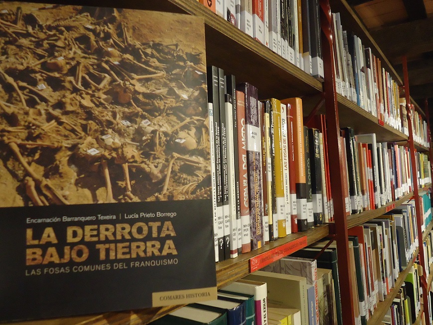 El ejemplar de La derrota bajo tierra, en la Biblioteca de la Casa de la Memoria.