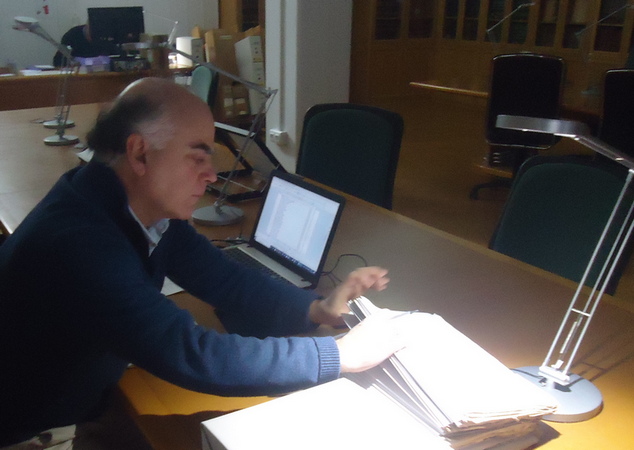El historiador y archivero Fernando Sígler, en el trabajo de investigación en el Archivo Histórico Provincial de Cádiz para el proyecto de prisioneros cántabros que desarrolla la Casa de la Memoria.