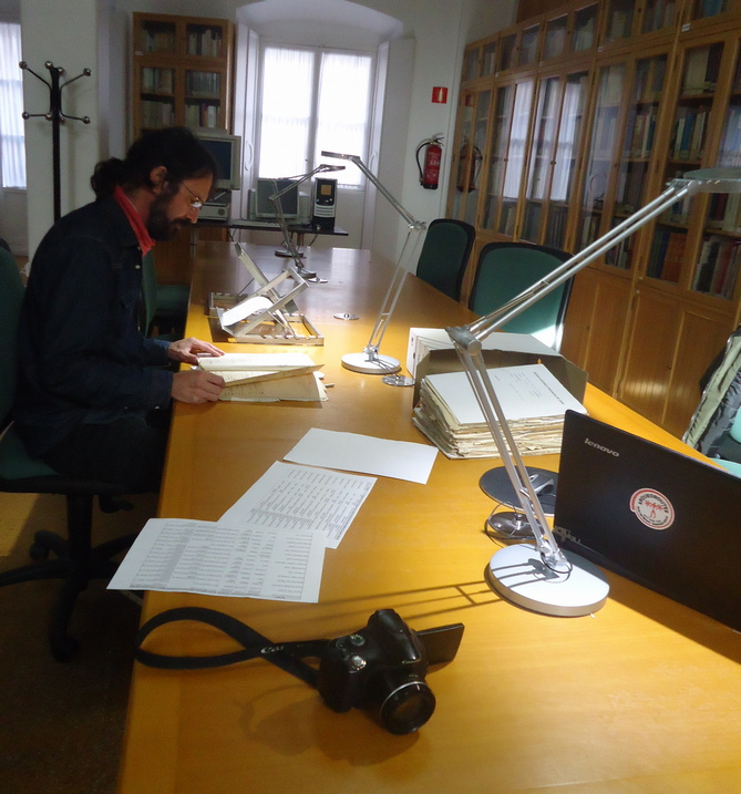 El bibliotecario y archivero Juan Manuel Pizarro, en el trabajo de investigación en el Archivo Histórico Provincial de Cádiz para el proyecto de prisioneros cántabros que desarrolla la Casa de la Memoria.