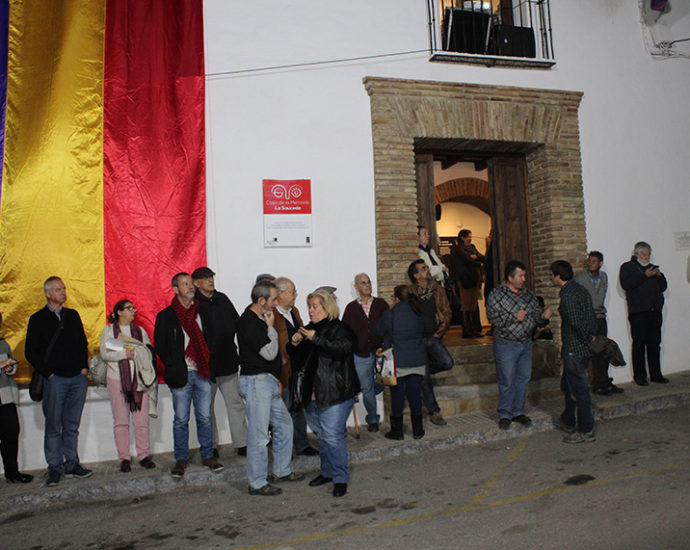 Asistentes a la inauguración.