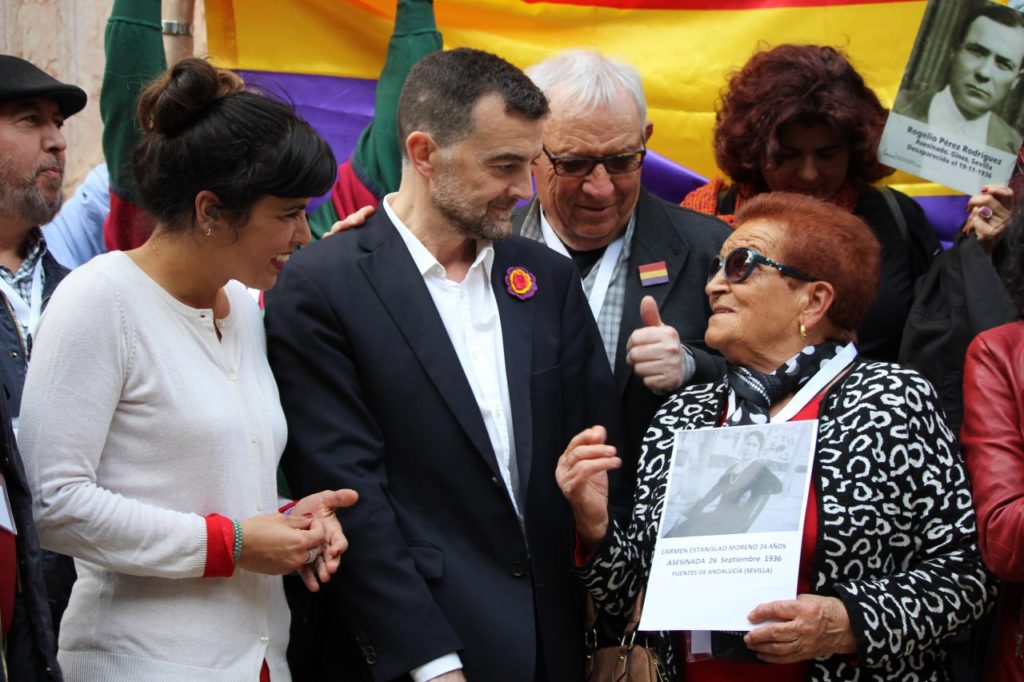 Representantes políticos y familiares de víctimas.