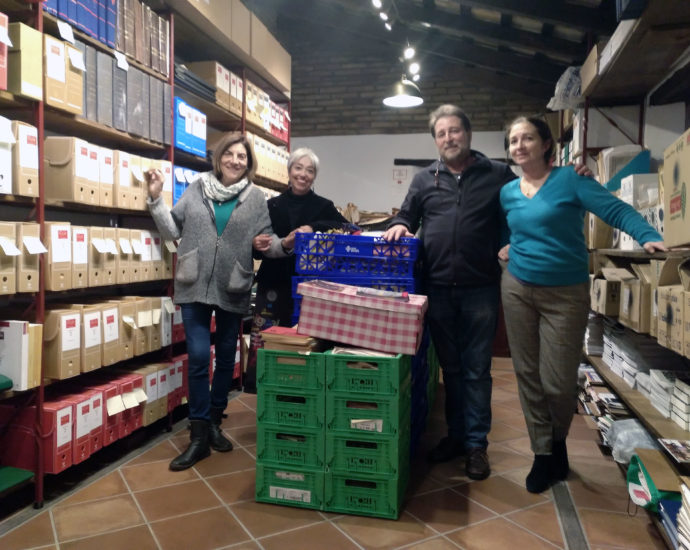 Profesoras de Historia, incorporadas como voluntarias al Archivo de la Casa de la Memoria, con Andrés Rebolledo.