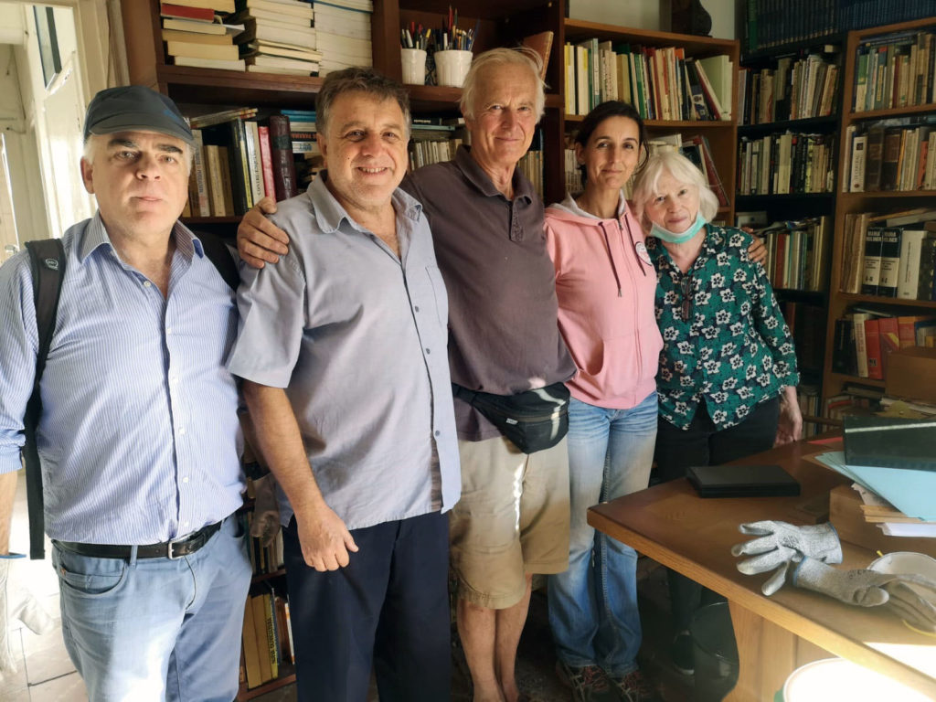 Pilar Infante, con su marido, John, y voluntarios de la Casa de la Memoria.