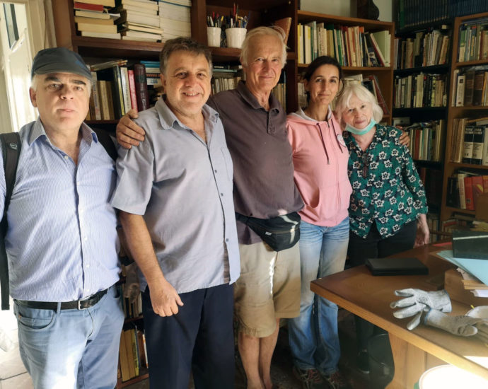 Pilar Infante, con su marido, John, y voluntarios de la Casa de la Memoria.