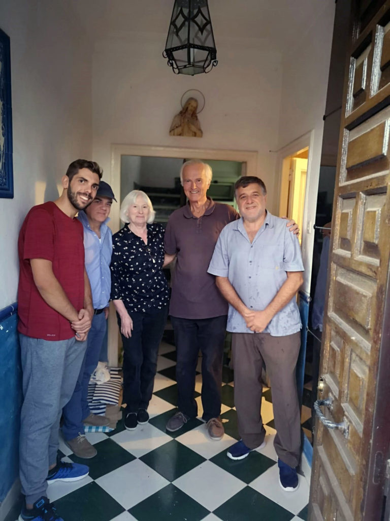 Pilar Infante, su marido, John, y voluntarios de la Casa de 