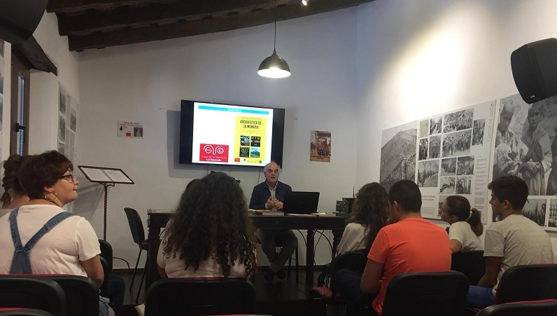 El historiador y archivero Fernando Sígler imparte el taller de archivística.