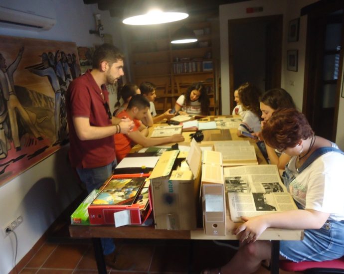 El profesor Fran Hidalgo, con los alumnos del taller de archivística.